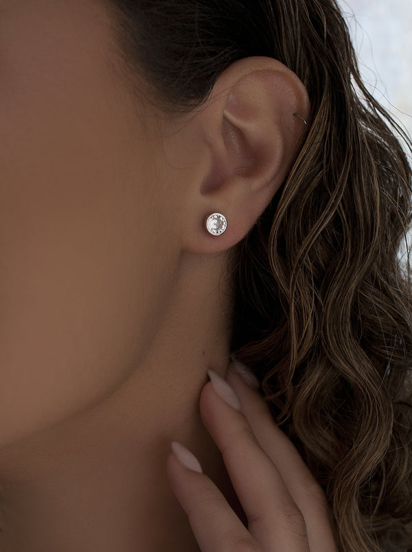 Petites boucles d'oreilles circulaires lisses en argent et zircones