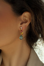 Boucles d'oreilles plaquées or avec pierres de couleur dans les tons bleu, rose et jaune