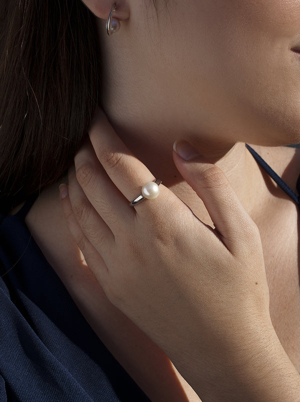 Classic style silver pearl ring with central pearl