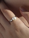 Classic style silver pearl ring with central pearl