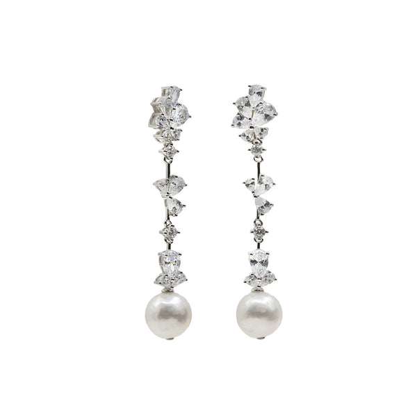 Boucles d'oreilles de mariée longues avec zircons et terminées par une perle aux motifs floraux