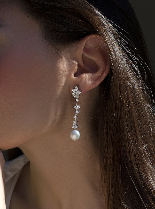 Boucles d'oreilles de mariée longues avec zircons et terminées par une perle aux motifs floraux