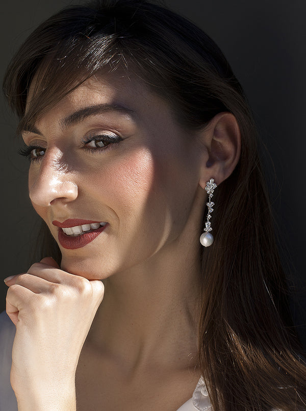 Boucles d'oreilles de mariée longues avec zircons et terminées par une perle aux motifs floraux