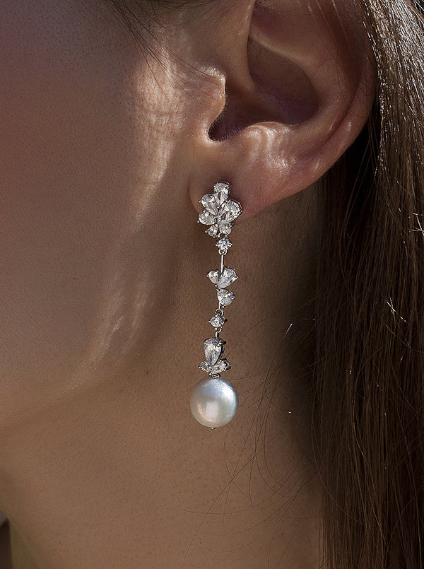 Long bridal earrings with zircons and finished with a pearl in floral motifs