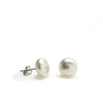 Small and classic flat pearl earrings 11.5 cm