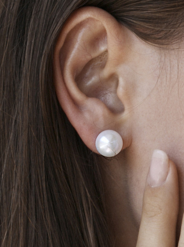 Small and classic flat pearl earrings 11.5 cm