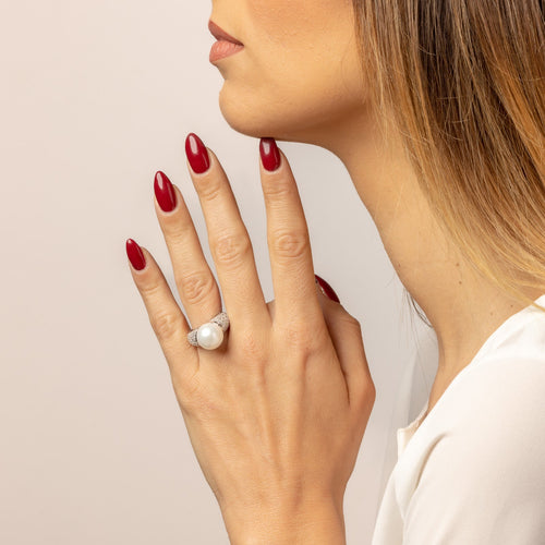 Stem ring with brilliant-cut zircons and shell pearls