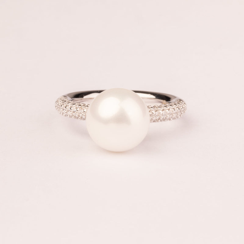 Round shank ring with zircons and shell pearl