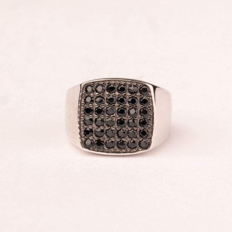 Bague chevalier carrée pavée de zircons noirs