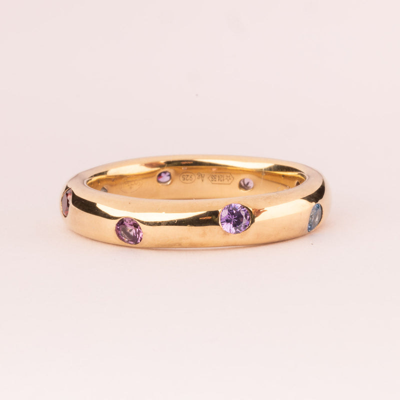 Anillo liso con circonitas de colores bañado en oro 18k