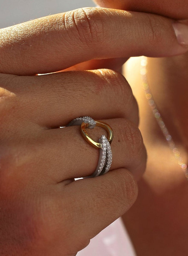 Two-tone ring with circular design and side zircons