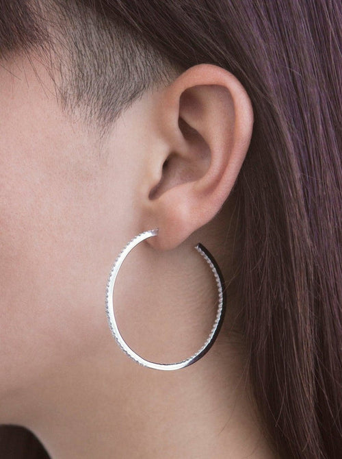 Grandes Boucles d'Oreilles Créoles Carrées en Argent avec Contour en Zircone