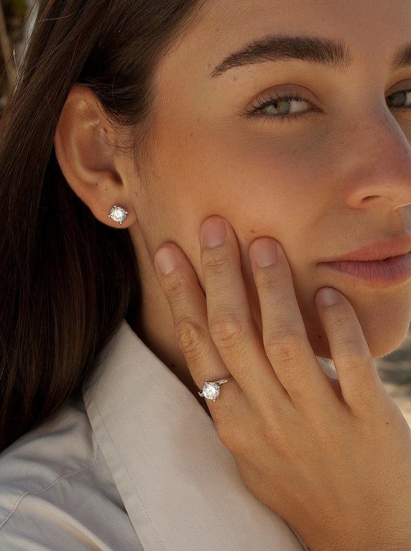 Conception de boucles d'oreilles bouton en argent avec agrafes et zircone