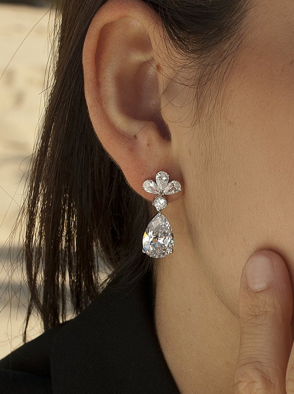 Petites boucles d'oreilles de mariée en forme de larme et de zircone