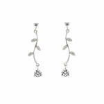 Boucles d'oreilles longues et fines design nature avec zircone