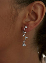 Boucles d'oreilles longues et fines design nature avec zircone