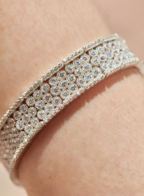 Bracelet Rivière en argent avec plusieurs rails ronds en quartz adamantin blanc et détails en zircon sur les côtés