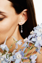 Boucles d'oreilles rosace pavées de zircones avec détail en zircones bleues
